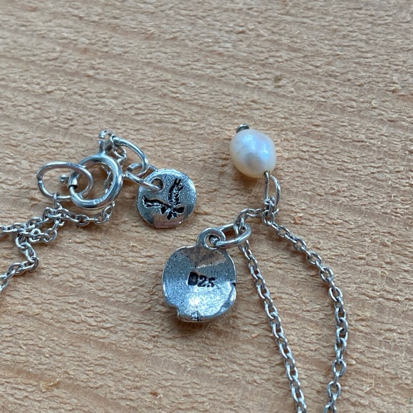 American Eagle - AE Fun Flower Necklace w/ small pearl like bead - Picture 3 of 3